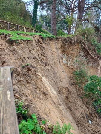 Image Oleiros denuncia novos desprendementos de terra no paseo costeiro de...