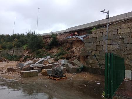 Image O Concello de Oleiros denuncia o derrubamento dun muro do enlace da Vía...