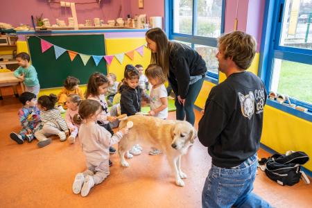 Imaxe As cadelas Duna e Lina visitan as escolas infantís de Oleiros