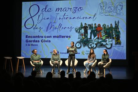 Imaxe Acto con mulleres gardas civís no auditorio de Mera