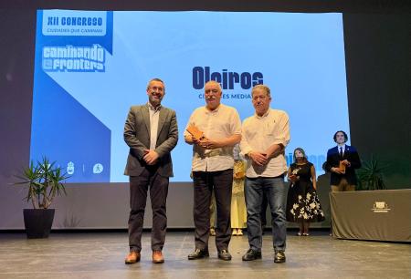 Imaxe O alcalde recibe en Cádiz o Premio Cidades que Camiñan 2025 outorgado a...