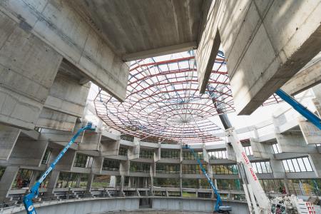 Imagen Colocada a cúpula do multiusos tras unha espectacular operación cunha...