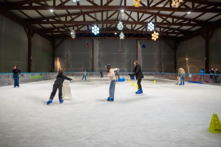 Image O Concello invita a todo o alumnado de primaria á pista de xeo de Perillo