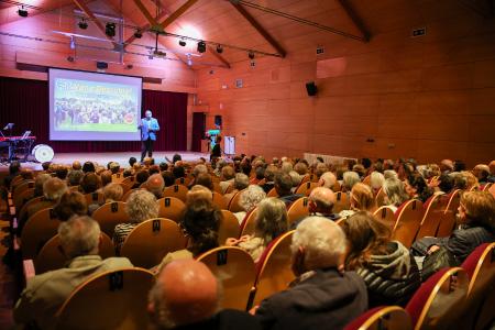 Imaxe O programa de excursionismo e sendeirismo para persoas maiores Ven e...