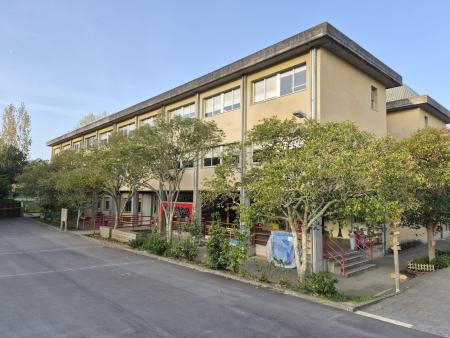 Imagen O Concello esixe á Xunta a substitución das ventás do Colexio Luis Seoane