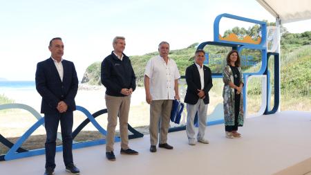 Imaxe O Concello recibe as 5 bandeiras azuis para as praias e os distintivos...