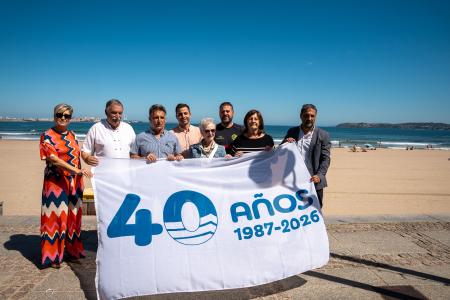 Imaxe A bandeira azul dos 40 anos de excelencia xa ondea en Bastiagueiro