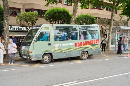 Imagen O Concello instala un autobús destartalado en Santa Cristina para...