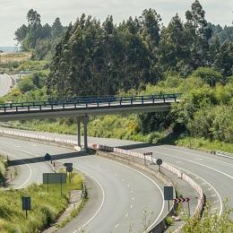 Imagen O pleno aproba reclamar a urxente contratación das conexións da vía Ártabra coa AP-9 e a A-6