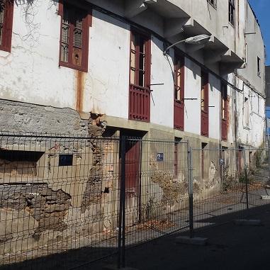 Imagen Comezan os traballos de demolición da casa en ruínas do Seixal