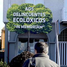 Imagen La estructura de hierro denunciará los continuos ataques contra los árboles de la plaza hundida de Santa Cristina