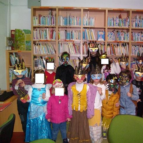 Imagen Un cento de nenos e nenas de Oleiros gozan co obradoiro de máscaras das bibliotecas municipais