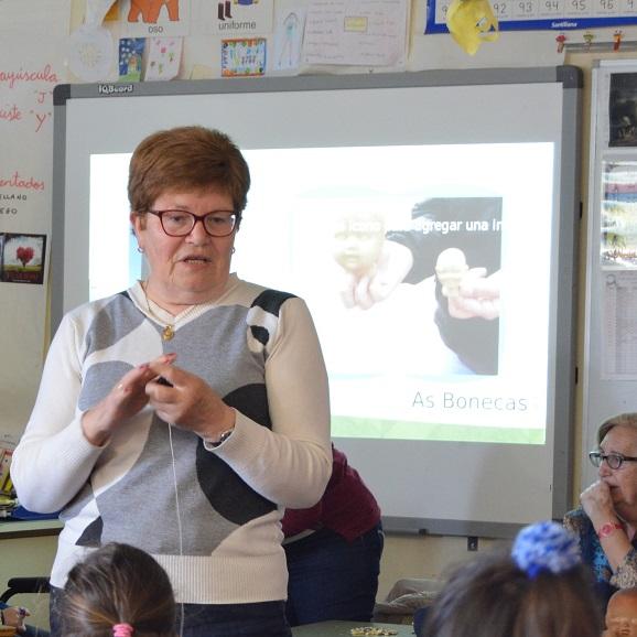 Imagen As alumnas do obradoiro da memoria imparten clases de historia local no Colexio Luis Seoane de Mera