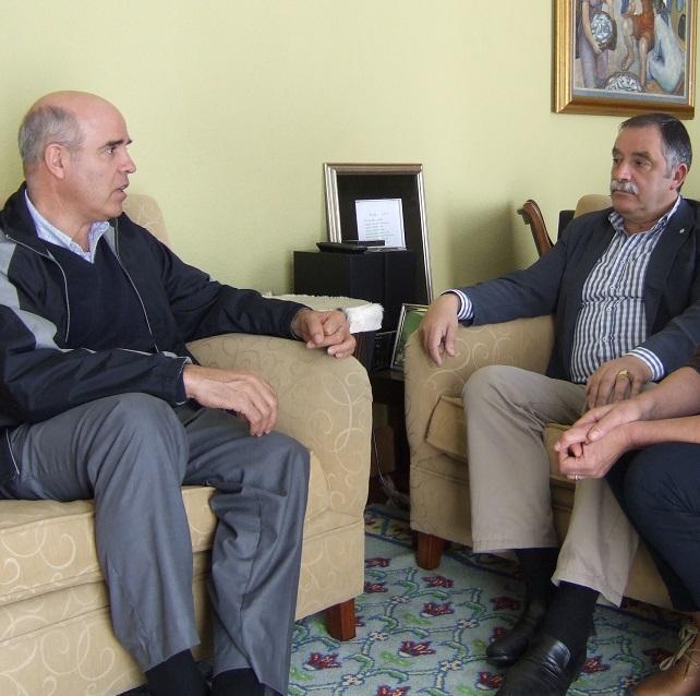 Imagen O fundador da ONG ACOES visita Oleiros e entrevístase co alcalde