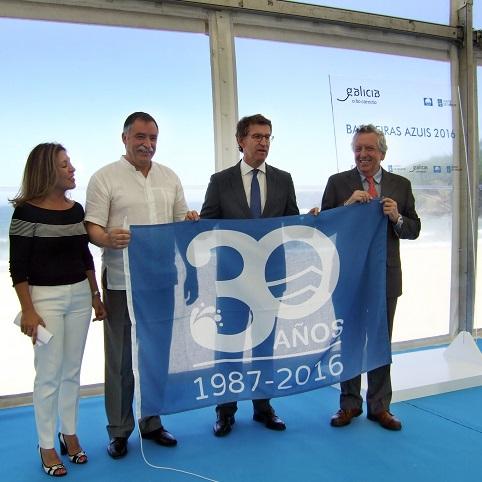 Imagen Oleiros recibe as cinco bandeiras azuis de 2016 e un distintivo especial pola praia de Bastiagueiro