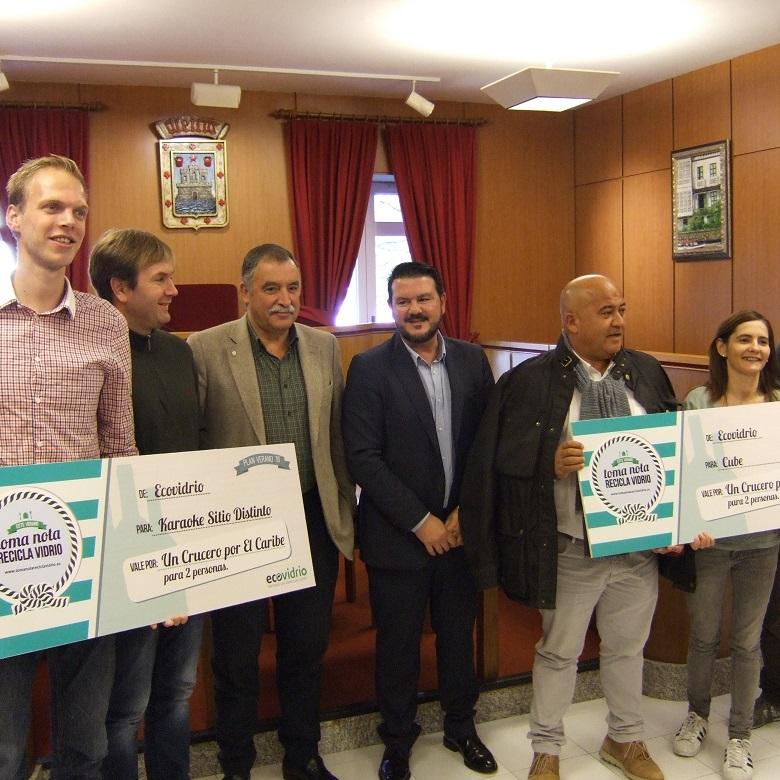 Imagen O Concello e tres establecementos do municipio reciben un premio por reciclar un 11% máis de vidro que en 2015