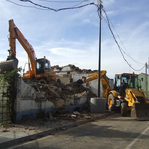 Imagen A actuación do Goberno municipal permite completar o derrubamento de dúas vivendas en ruínas a medio tirar