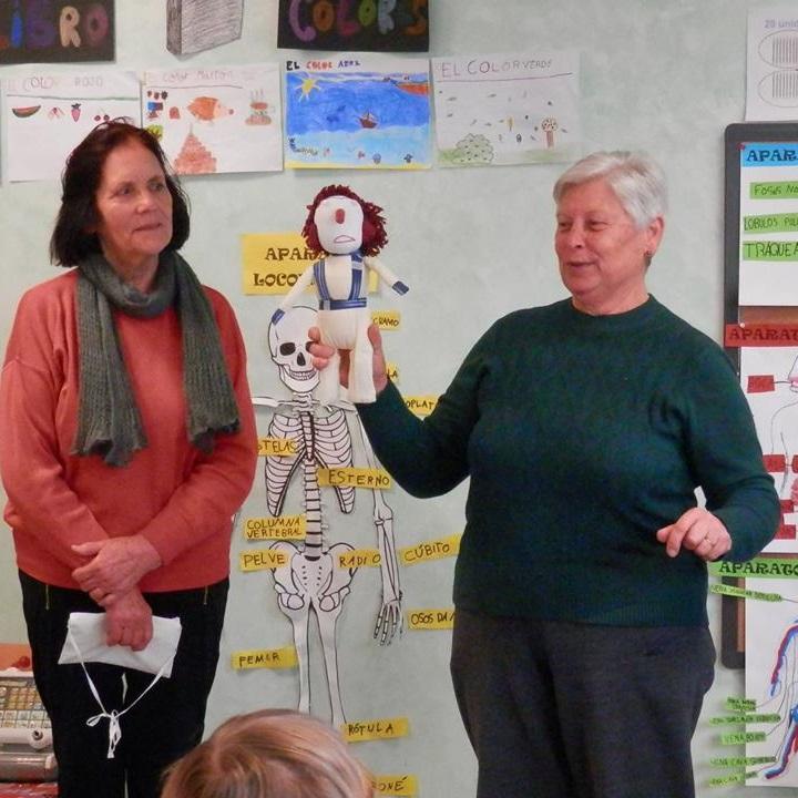 Imagen As persoas maiores dan clases de historia sobre Juana de Vega ao alumnado do colexio de Nós