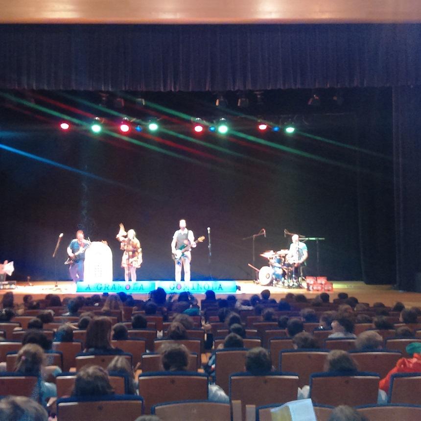 Imagen Máis de 450 alumnas e alumnos de primaria gozan do Concerto de Gramola Gominola no Auditorio de Mera