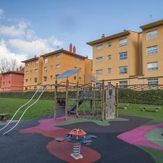 Imagen O mércores comeza a renovación do parque infantil da urbanización Mesón da Auga