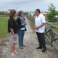 Imagen Olga Lucas, viúva de Jose Luis Sampedro, visita o Concello de Oleiros