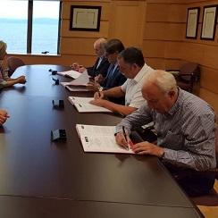 Imagen O Concello asina un convenio coa Universidade, Nova Pescanova e Solidariedade Galega para o envío de material escolar a América Latina