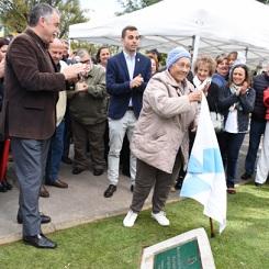 Imagen O Concello inaugura un monumento para homenaxear aos avós e avoas no paseo de Santa Cristina