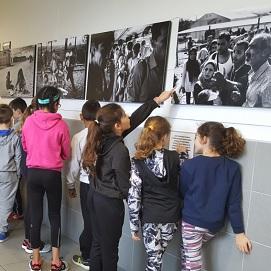 Imagen A exposición 'No colo da esperanza' trae ao Colexio Juana de Vega a inxustiza que padecen as persoas refuxiadas