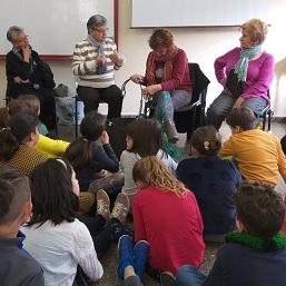 Imagen As alumnas do obradoiro da memoria imparten clases de historia do mar no Colexio Luis Seoane de Mera