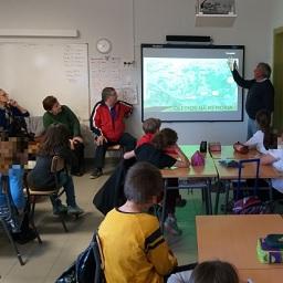 Imagen O alumnado do obradoiro de memoria imparte clases de historia das telleiras de Nós no Colexio Juana de Vega