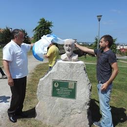 Imagen O Concello inaugura o busto dedicado a José Luis Sampedro no parque que leva o seu nome