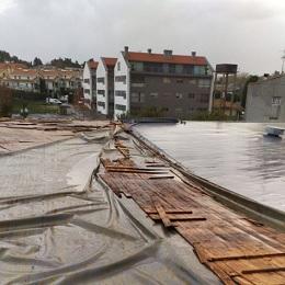 Imagen O temporal destroza a cuberta da piscina municipal de Perillo, que permanecerá pechada