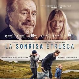 Imagen O xoves proxéctase na Fábrica a película La sonrisa etrusca