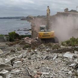 Imagen O Concello inicia a demolición das vivendas da praia de Bastiagueiro...