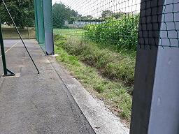 Imagen Rouban a rede da pista polideportiva de Iñás