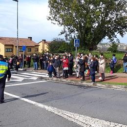 Imagen Decenas de persoas concéntranse en apoio á directora do Colexio Luis Seoane