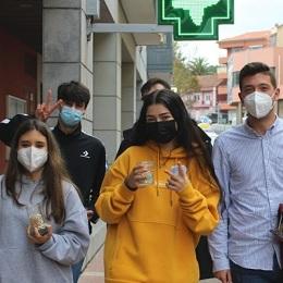 Imagen Mozos e mozas reparten pílulas de ánimo entre o comercio local de Santa Cruz