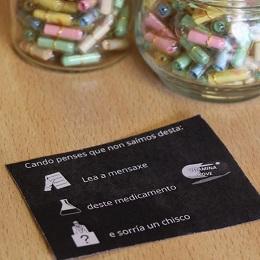 Image Mozos e mozas reparten pílulas de ánimo entre o comercio local de Santa Cruz