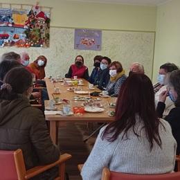 Imagen As persoas voluntarias coñecen presencialmente ás persoas ás que chaman por teléfono