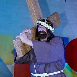 Imagen O alcalde de Oleiros convértese en Jesucristo na festa do Entroido