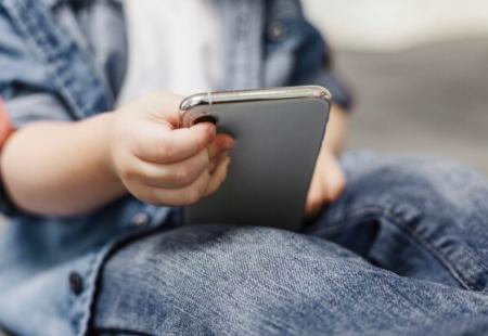 Imagen O Concello alerta sobre o uso dos móbiles na infancia